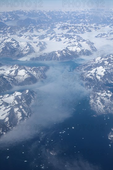 Groenland. Vue aérienne, côte sud-est près du Cap Farewell, terre du Roi Frédéric VI, (été 2008, 9000 m d'altitude) montagnes enneigées, glaciers, fjords, iles et icebergs