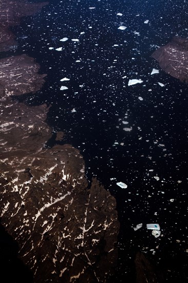 Groenland. Vue aérienne, côte sud-est près du Cap Farewell, terre du Roi Frédéric VI, (été 2008, 9000 m d'altitude) fjords, iles et icebergs