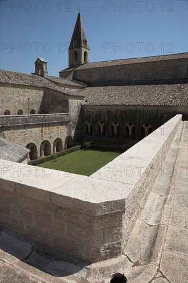 Provence790 Abbaye du Thoronet, vue principale de l'église, du cloître et de la salle capitulaire, du haut du cloître