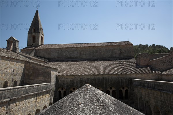 Provence792 Abbaye du Thoronet, vue principale de l'église, du cloître et de la salle capitulaire, du haut du cloître