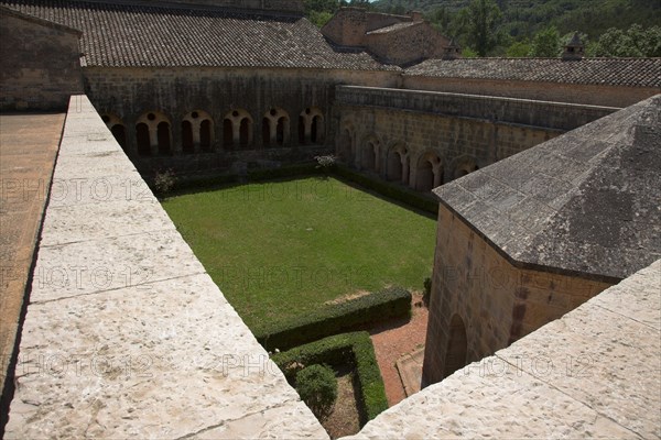 Provence793 Abbaye du Thoronet, vue du cloître et de son jardin et du lavabo depuis le haut du cloître