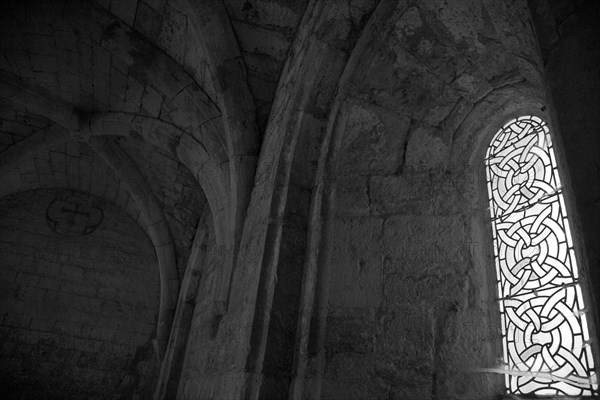 Provence847 Abbaye du Thoronet : la salle capitulaire (architecture gothique, voûte sur croisée d'ogives, vitrail)