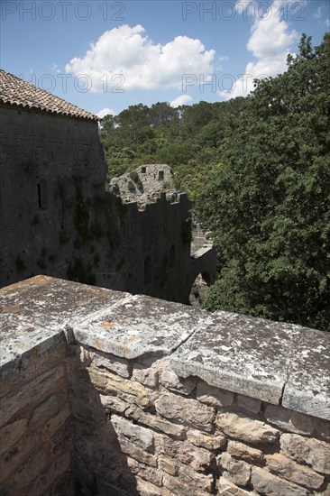Provence796 Abbaye du Thoronet, le bâtiment des convers (réfectoire et dortoir) vu du haut du cloître