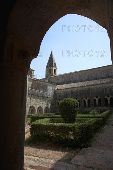 Provence798 Abbaye du Thoronet, vue principale de l'église, du cloître, du jardin et de la salle capitulaire, depuis le cloître