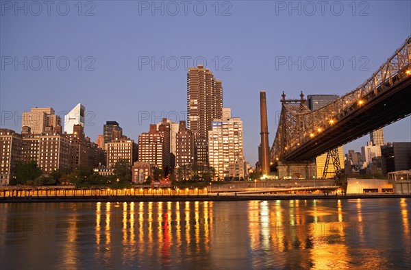 New York City skyline and bridge at night. Date : 2007