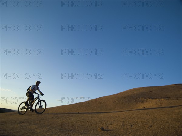 Person riding mountain bikes. Date : 2007