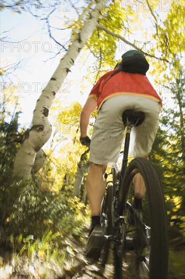 Man riding mountain bike, Utah, United States. Date : 2007