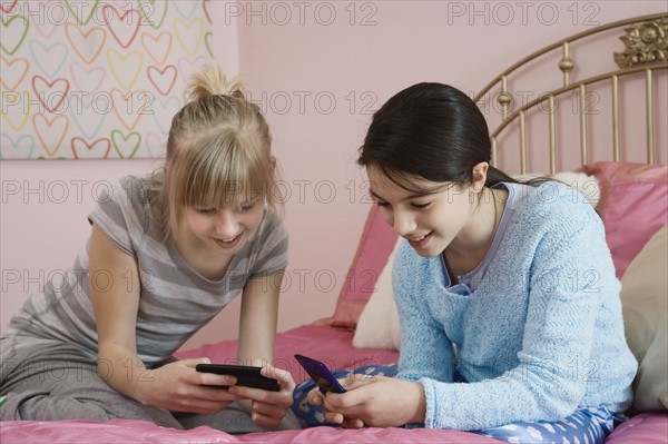 Girls looking at cell phones. Date : 2008