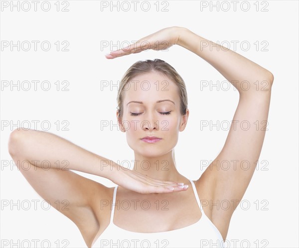 Woman framing face with hands. Date : 2008