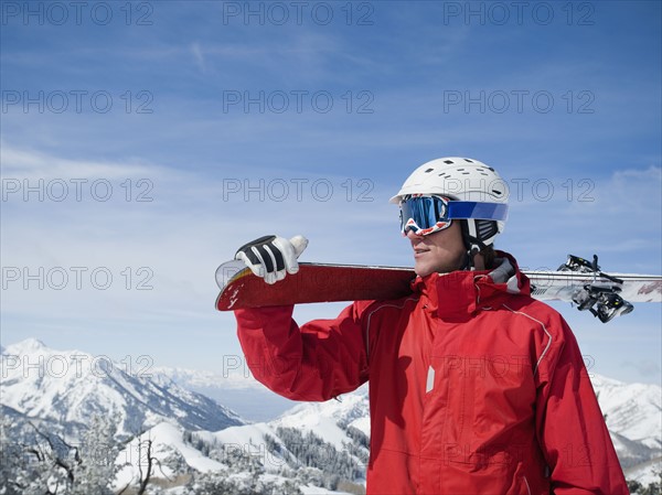 Man holding skis on shoulder. Date : 2008