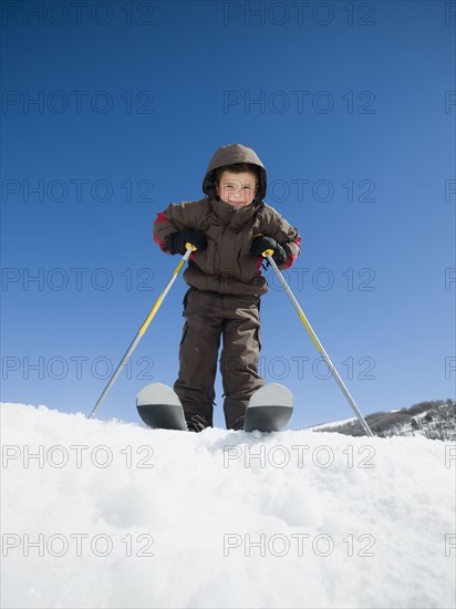 Boy standing on skis. Date : 2008