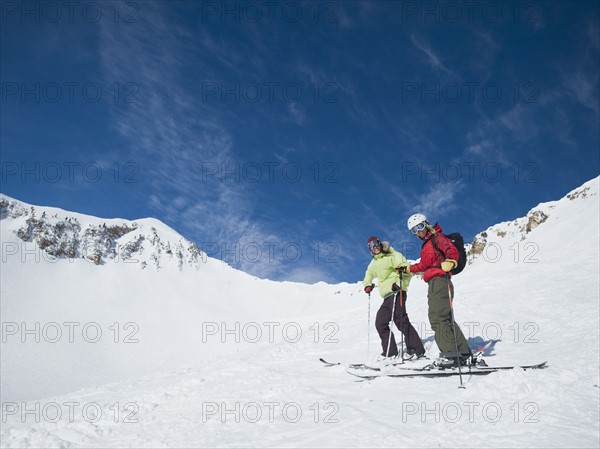 Women standing on skis. Date : 2008