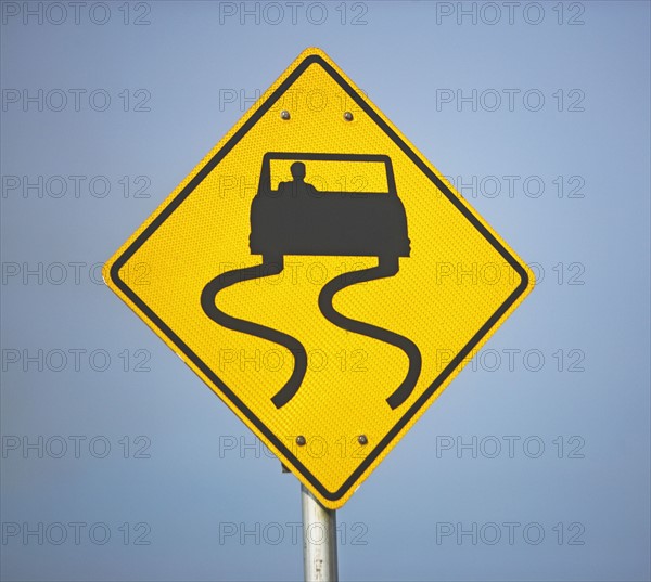 winding road sign. Date : 2008