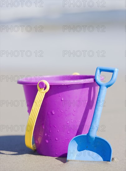 Bucket and shovel on beach. Photographe : Jamie Grill