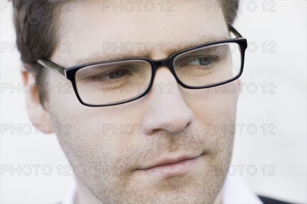 Close up of man wearing eyeglasses. Photographe : PT Images