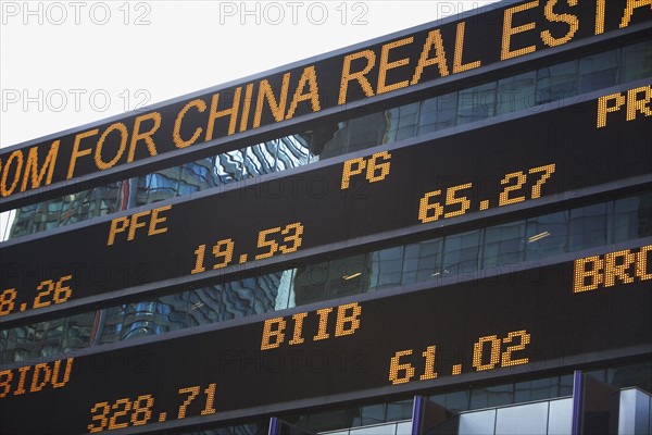 Stock ticker board. Photographe : fotog