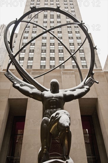 Atlas Statue in winter, New York City, New York, USA. Photographe : Daniel Grill