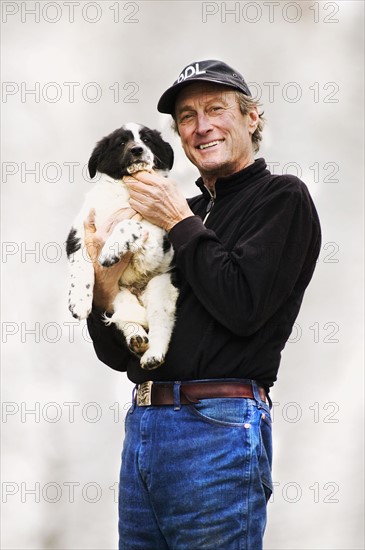 Man holding puppy. Photographe : Shawn O'Connor