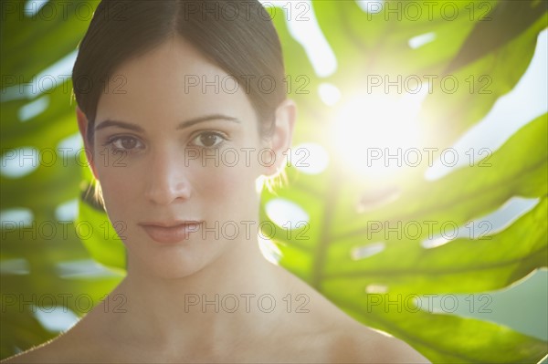 Portrait of woman near tropical plants. Photographe : Daniel Grill