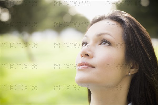 Pensive woman in park. Photographe : PT Images