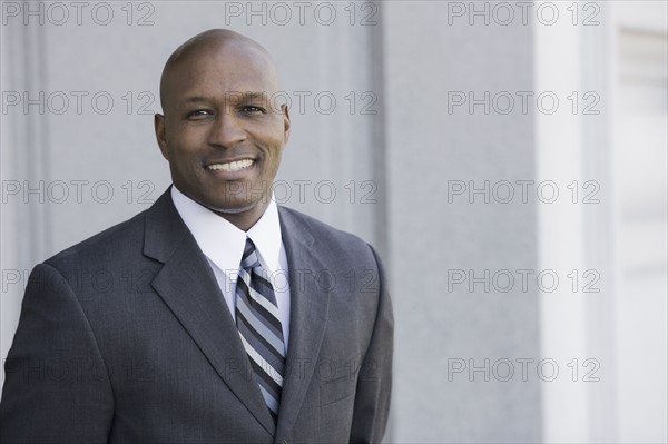 Portrait of businessman smiling, outdoors, San Francisco, California, USA. Photographe : PT Images