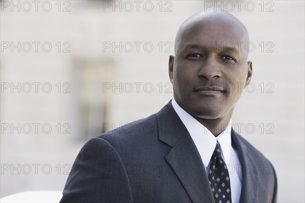 Portrait of businessman outdoors, San Francisco, California, USA. Photographe : PT Images