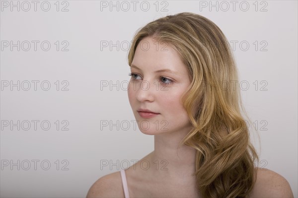 Young woman in string top. Photographe : David Engelhardt