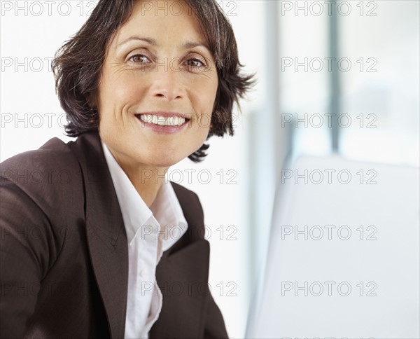 Woman working on laptop. Photographe : momentimages