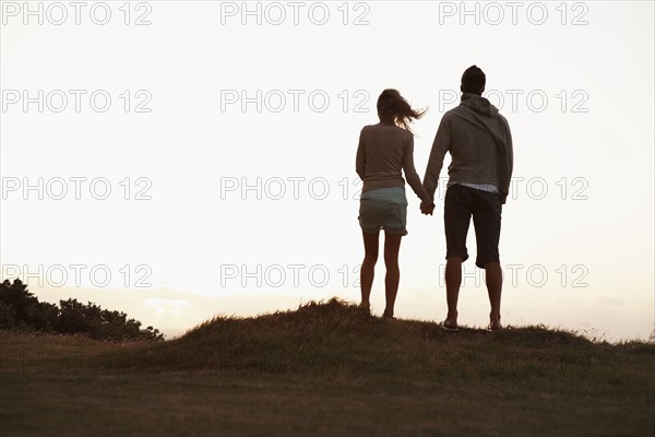 Couple holding hands. Photographe : momentimages