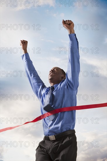 Businessman winning a race. Photographe : Mike Kemp