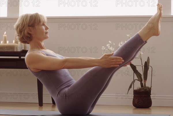 Woman doing a yoga pose. Photographe : Rob Lewine