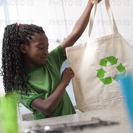 Young girl holding reusable shopping bag. Photo : Tim Pannell