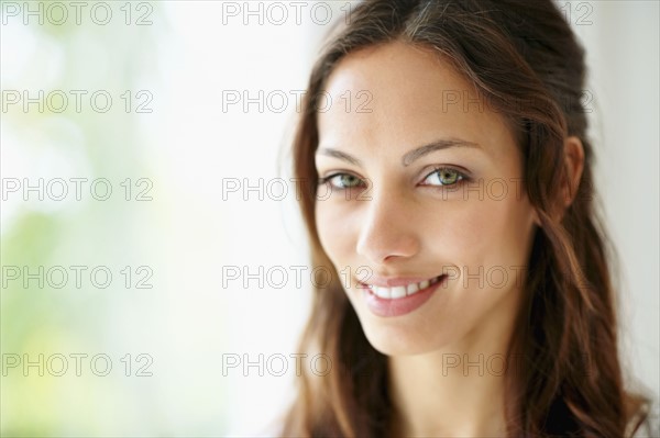 Beautiful brunette. Photo : momentimages