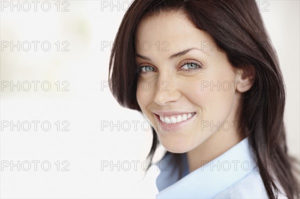 Beautiful brunette woman. Photo : momentimages