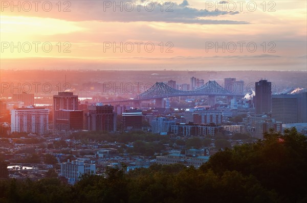 Canada, Montreal, cityscape at sunrise. Photo : Daniel Grill