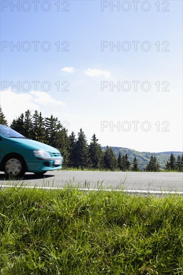 Car on country road. Photo : Johannes Kroemer