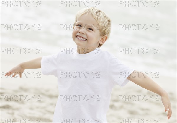 Portrait of boy (4-5) playing on beach. Photo : Momentimages