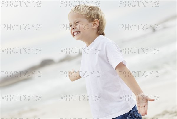 Portrait of boy (4-5) playing on beach. Photo : Momentimages