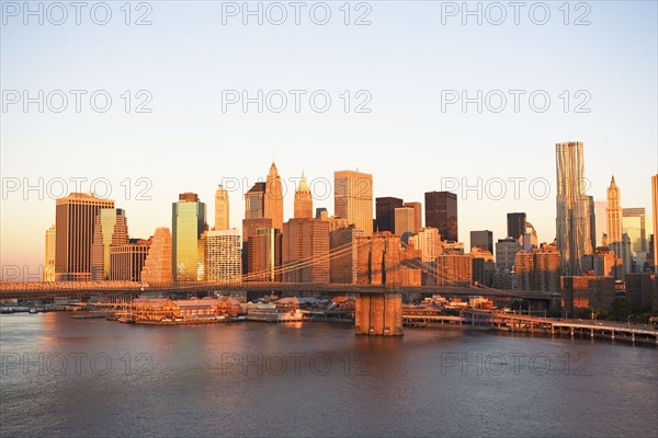 USA, New York State, New York City, Brooklyn Bridge and Manhattan skyline at sunset. Photo : fotog