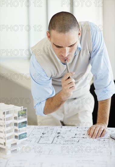 Architect working in office. Photo : Momentimages