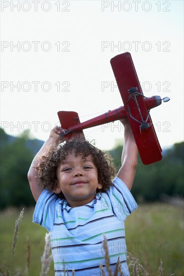 Portrait of boy (2-3) playing with toy aeroplane. Photo : Shawn O'Connor