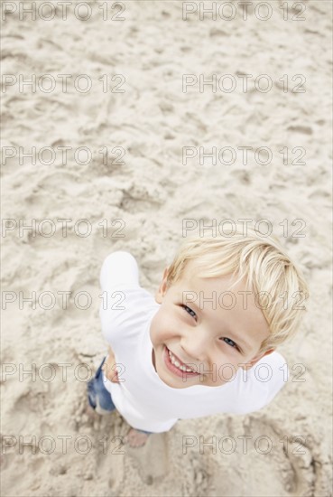 Boy (4-5) looking at camera and smiling. Photo : Momentimages