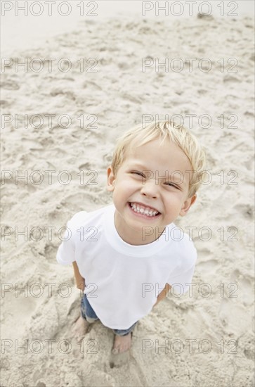 Boy (4-5) looking at camera and smiling. Photo : Momentimages