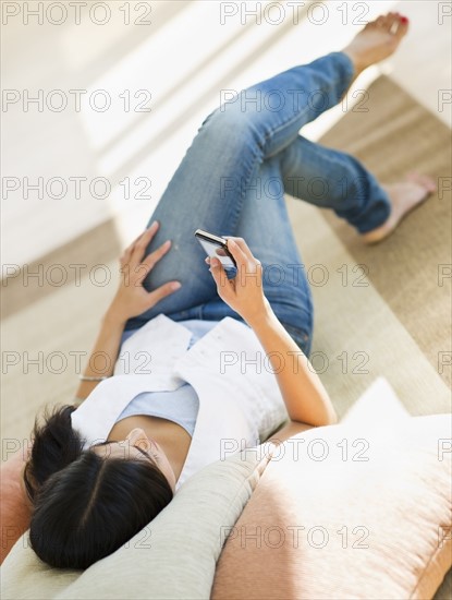 USA, New Jersey, Jersey City, Attractive young woman text-messaging. Photo : Daniel Grill