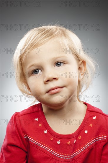 Studio portrait of girl (2-3) with blonde hair. Photo : FBP