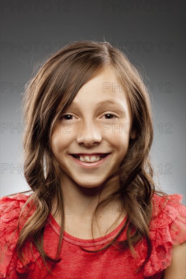 Studio portrait of girl (10-11) smiling. Photo : FBP