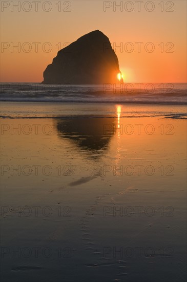 USA, Oregon, beach with stack rock. Photo : Gary J Weathers