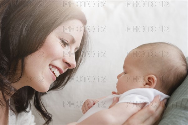 USA, New Jersey, Jersey City, Portrait of mother and baby daughter (2-5 months). Photo : Jamie Grill Photography