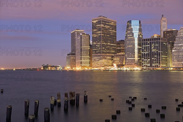 USA, New York City, Manhattan skyline at dusk. Photo : fotog