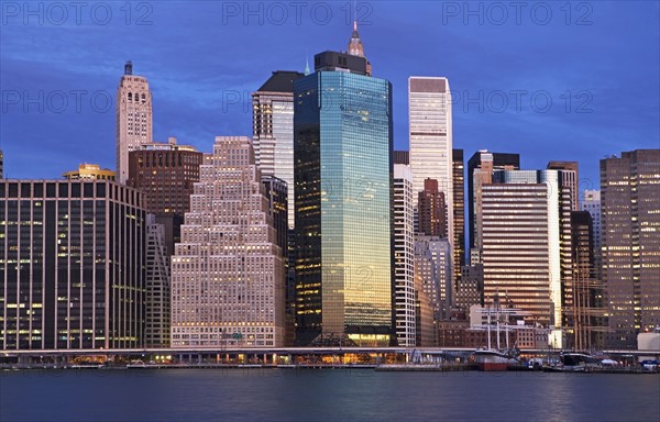 USA, New York City, Manhattan skyline at dusk. Photo : fotog